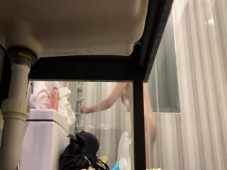 最新流出大神偷❤️拍提前在酒店卫生间放好设备偷拍到几个入住的女房客洗澡画质还不错