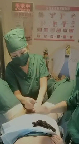 国内某医院病人割包皮之前，担心手术之后还勃起，护士帮打飞机排精液！而且是两个护士一起服务！